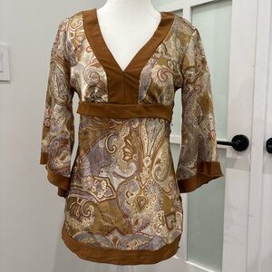 Vintage paisley print boho blouse with 3/4 bell sleeves!